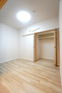 【洋室】 | バルミー横川 | 【洋室約4帖】
将来、家族構成が変わった時等、第2子供部屋としても活用できそうですね！
勿論、エアコンの先行配管もしてあるので、壁付けのエアコン設置OKです！
快適な居室環境で過ごせそうです！