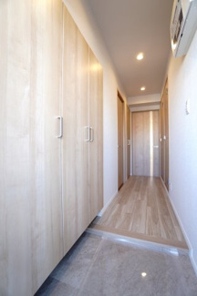 【玄関】 | バルミー横川 | 【玄関ホール】
人を迎え入れる最初の場所だからこそ、
清潔感があり纏まった空間にして頂ける様に
大型フローティングシューズBOXを設置。
照明はオートライト。消し忘れや
出入りが暗くならなく済みます！