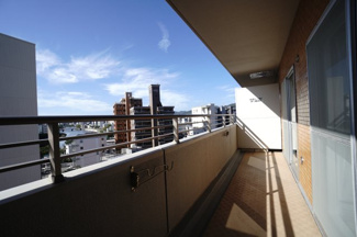 【バルコニー】 | バルミー横川 | 【バルコニー】
リビング全面が接するワイドバルコニー。
前面の建物が邪魔することなくよく陽が当たり、お洗濯物もすぐ乾きそう！
この位の広さがあると、エアコン室外機を置いても十分なスペースを保てます。