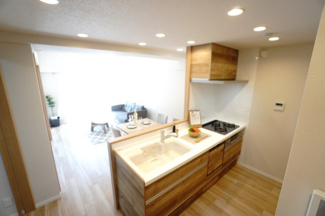 【キッチン】 | バルミー横川 | 【キッチンスペース】
木目の温もりを感じる、ナチュラルスタイルのキッチン。
白いワークトップとウッド調キャビネットが明るく調和し、
リビングまで見通せる開放的な空間！
料理時間も優しく弾む場所ですネ♪