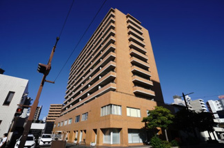 【外観】 | 【資料には掲載していない情報】
物件の陽当りや通風・仕様設備やお部屋の大きさの比較、
近隣・周辺環境や街並みなど、資料には掲載していない情報が
現地にはたくさんあります。是非ご確認ください。