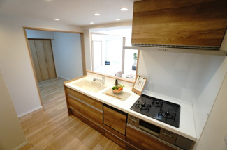 【キッチン】 | バルミー横川 | ☆キッチンの特徴☆
・クリナップ社製
・アクリストンワークトップ
・浄水器一体型ハンドシャワー水栓
・一度に5人分食器洗い乾燥機
・フラットスリムレンジフード
・換気扇幕板が他の面材と同色