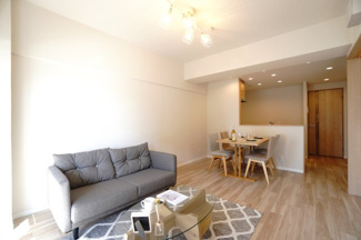 【居間・リビング】 | バルミー横川 | 【約13.7帖LDK】
今回のリノベテイストは“ナチュラル”
無理に飾らず、木の温もりと光が心地よく調和する空間に。
南向きの大きな窓から光が広がり、
日常の中にやさしいリズムが流れるリビングです。