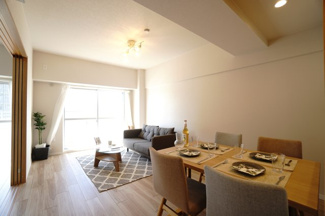 【居間・リビング】 | バルミー横川 | 【約13.7帖LDK】
南向きの窓から射し込む光が、室内に柔らかな陰影を描く。
木目とベージュトーンの建具が上品に調和し、
どの角度から見ても心地よさを感じる空間。
時間とともに変わる光がまたイイネ♪