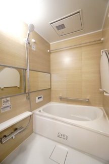 【浴室】 | バルミー横川 | 【バスルーム】
TOTO社製RWシリーズは
「ゆるリラ浴槽」「カラリ床」で独自の技術によりバスタイムを
よりよく演出してくれます！
更に、浴室暖房乾燥機が標準設備！
お手入れが楽なシステムバスです。