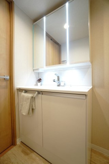 【独立洗面台】 | バルミー横川 | 【コスメカウンター】
Panasonic社製！
「美ルックツインラインLED照明」は、
従来の照明より自然な肌の色に見える照明。
肌の色味を美しく引き立て、
洗面ボウルも広くメイクの時間をより素敵に。