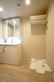 【独立洗面台】 | バルミー横川 | 【パウダールーム】
嬉しい、タオル掛け付きの2段可動式のリネンラック。
しかも装着が楽なワンタッチ式の給水栓！
洗濯機置場はドラム式の洗濯機も入るサイズですが、
お手持ちのサイズが入るか要確認です！