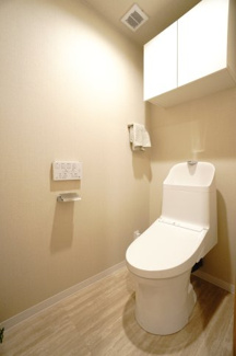 【トイレ】 | バルミー横川 | 【レストルーム】
TOTO社製！きれいをまもるせいけつトイレ！
お掃除はサッとひとふきで完了！
少ない水で、汚れをしっかり洗い流します。
手洗い機能付きなので、もしもの時も慌てない！
キャビネット付！