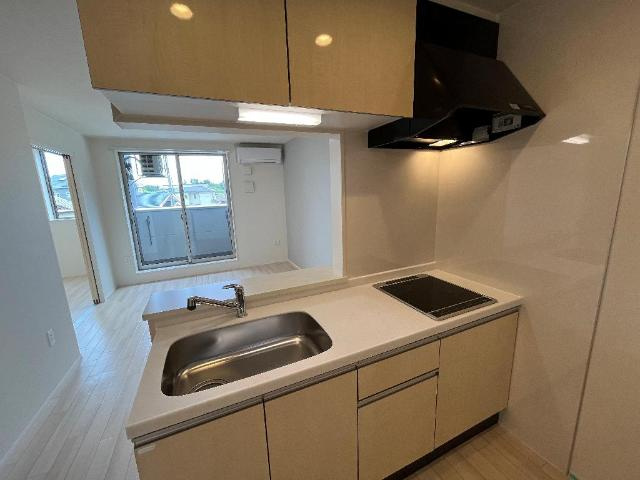 コンフォール　Ｋのキッチン|リビングを見渡せる人気の対面式キッチンです。