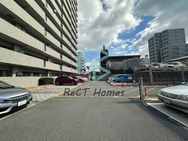 エンブレイス姫路下寺町の駐車場