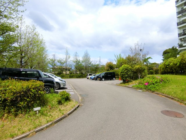 光明台ハイタウン2号棟の駐車場