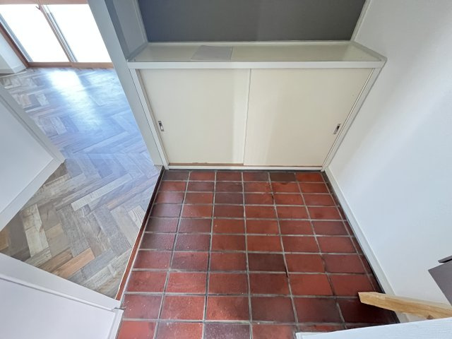 光明台ハイタウン2号棟の玄関