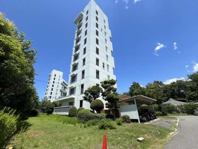 光明台ハイタウン2号棟の外観