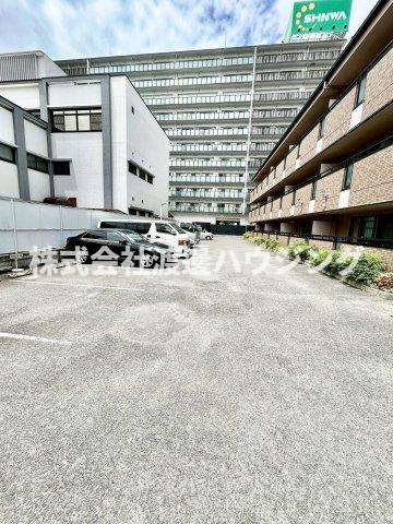 コンフォールの駐車場