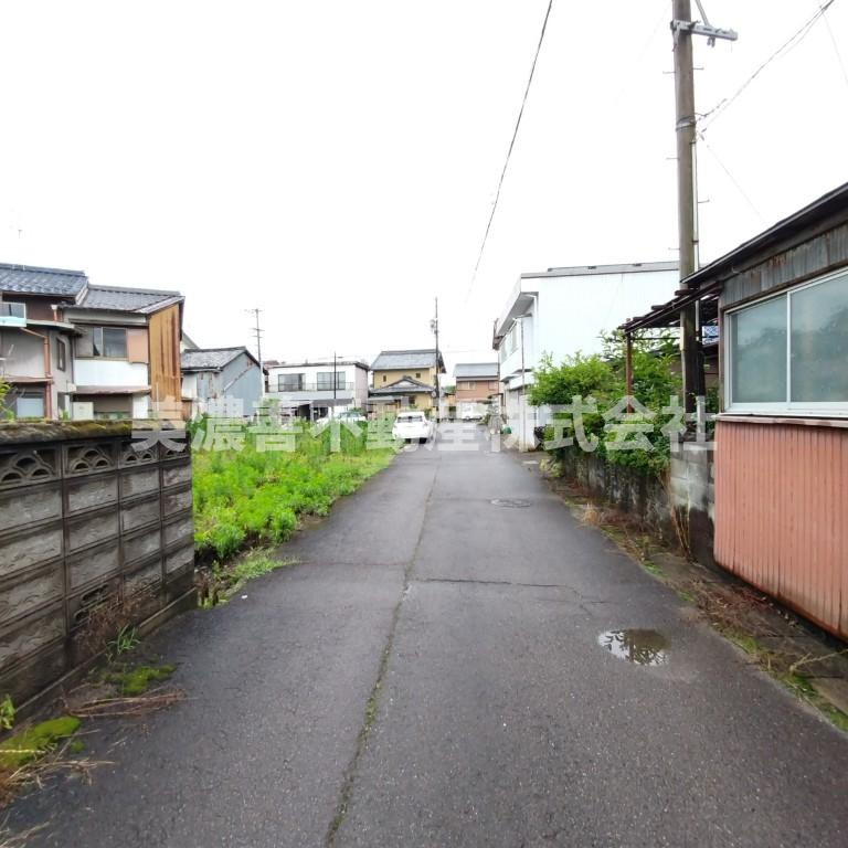 ６５５６３　加茂郡富加町羽生土地の前面道路含む現地写真