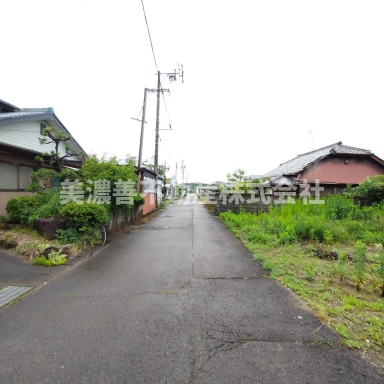 ６５５６３　加茂郡富加町羽生土地の前面道路含む現地写真