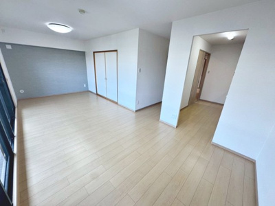 【居間・リビング】 | グラン・コート堺ザビエル公園東 | 業務スーパーまで徒歩９分！スーパーマーケットＫＩＮＳＨＯまで徒歩９分！ダイエーまで徒歩１１分！毎日のお買い物に便利ですね♪その日の特売日などでスーパーを選べますね♪