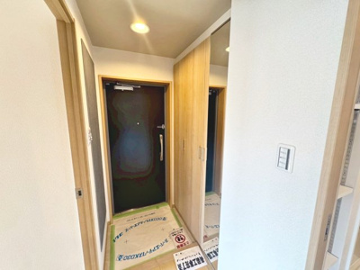 【玄関】 | グラン・コート堺ザビエル公園東 | 玄関にシューズボックスありますよ！玄関周りもスッキリ片付きますね！姿見が付いているので、お出かけ前のチェックも出来ますね！