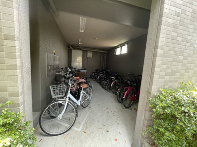 【駐輪場】 | グラン・コート堺ザビエル公園東 | 駐輪場に屋根があるので、雨の日に自転車が濡れにくく嬉しいですね！