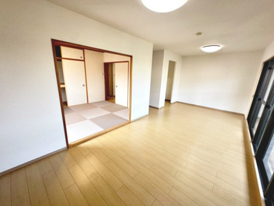 【居間・リビング】 | グラン・コート堺ザビエル公園東 | 【令和７年３月リフォーム済】キレイなお家ですぐに新生活スタートできますね！