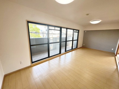 【居間・リビング】 | グラン・コート堺ザビエル公園東 | 【ＬＤＫ約１５．５帖】ゆとりあるリビングに家族の時間も増えますね！大きな窓があり開放感のある明るいリビングです♪