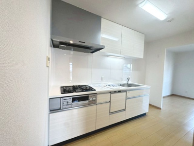 【キッチン】 | グラン・コート堺ザビエル公園東 | 【システムキッチン新調（食器洗浄機付）】綺麗なキッチンで毎日のお料理も楽しくできますね！３口コンロですので、お料理の幅も広がりますよ！