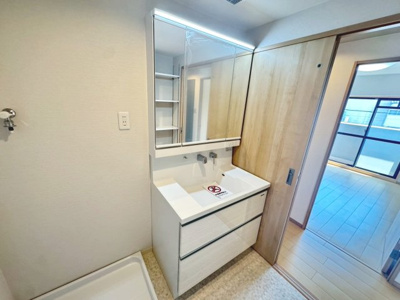 【独立洗面台】 | グラン・コート堺ザビエル公園東 | 【洗面台新調】キレイな３面鏡の洗面台ですので、朝から気持ちも明るくなりますね！