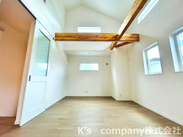 ◎茅ヶ崎市香川5丁目　新築戸建　1号棟の居間・リビング|勾配天井で開放感がございます☆