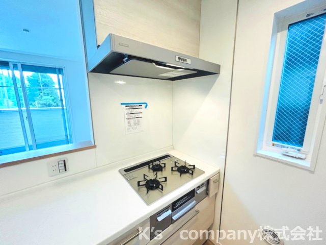 ◎茅ヶ崎市香川5丁目　新築戸建　1号棟のキッチン|3口コンロでお料理の幅も広がります☆