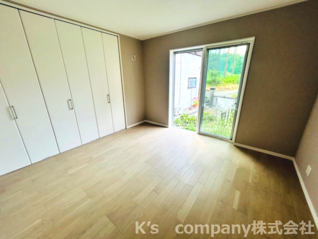 ◎茅ヶ崎市香川5丁目　新築戸建　1号棟の寝室|お部屋からは緑が見え、ゆっくり過ごす寝室におすすめです♪