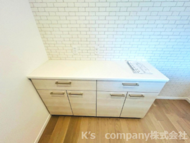 ◎茅ヶ崎市香川5丁目　新築戸建　1号棟のキッチン|便利な食器棚付き！