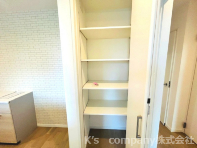 ◎茅ヶ崎市香川5丁目　新築戸建　1号棟の収納|キッチン横のパントリースペースです☆