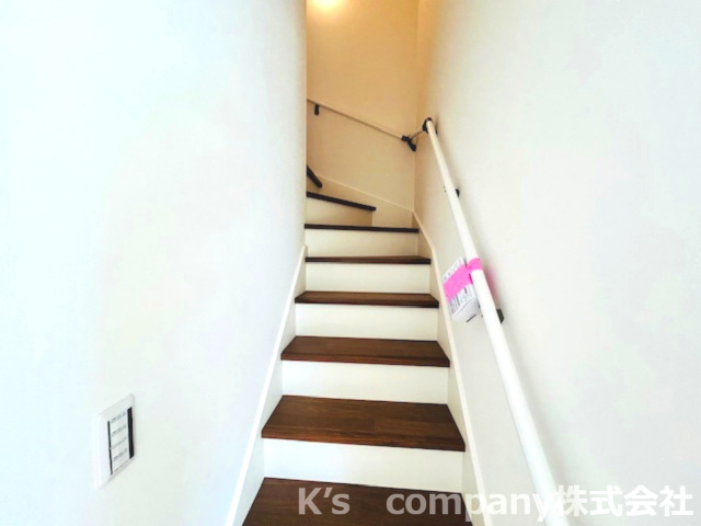 ◎茅ヶ崎市香川5丁目　新築戸建　1号棟の内装|手すり付き階段で安心☆