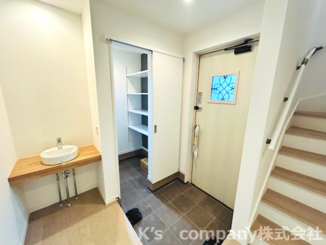 ◎茅ヶ崎市香川5丁目　新築戸建　1号棟の玄関|玄関収納も充実しており、帰宅時はすぐに手洗いが可能です☆
