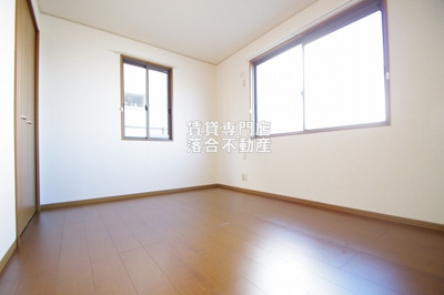 【洋室】 | FANTASISTA | 2面採光で風通し良好◎