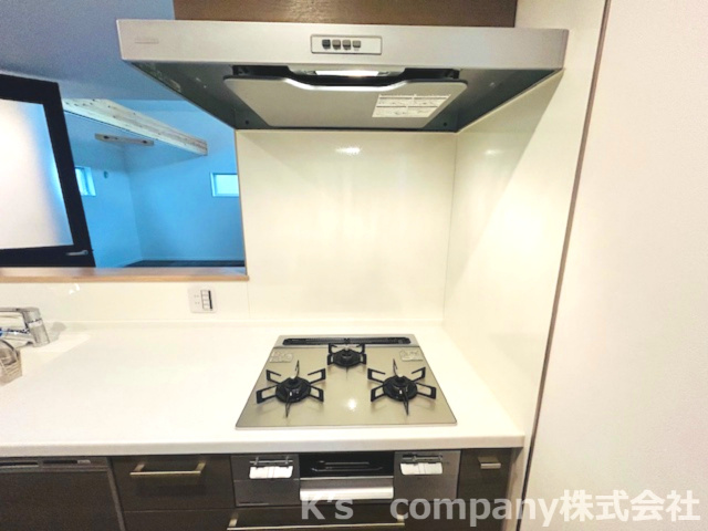 ◎茅ヶ崎市香川5丁目　新築戸建　2号棟のキッチン|3口コンロでお料理の幅も広がります♪