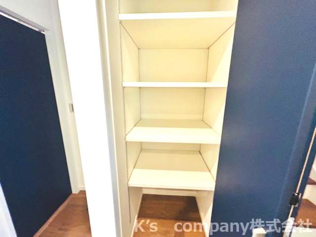 ◎茅ヶ崎市香川5丁目　新築戸建　2号棟の収納|キッチン横の収納スペースは備蓄品の管理など幅広くお使いいただけます☆