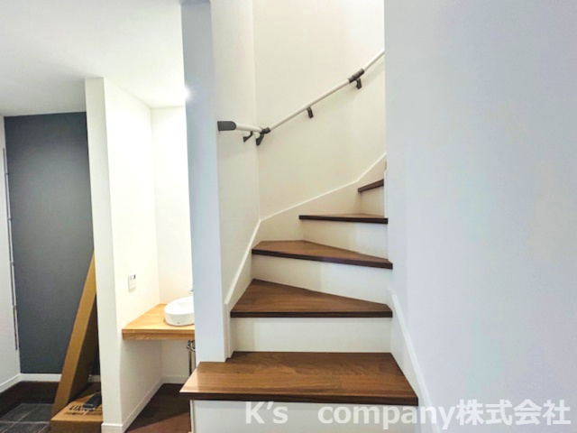 ◎茅ヶ崎市香川5丁目　新築戸建　2号棟の内装|手すり付き階段で安心安全☆
