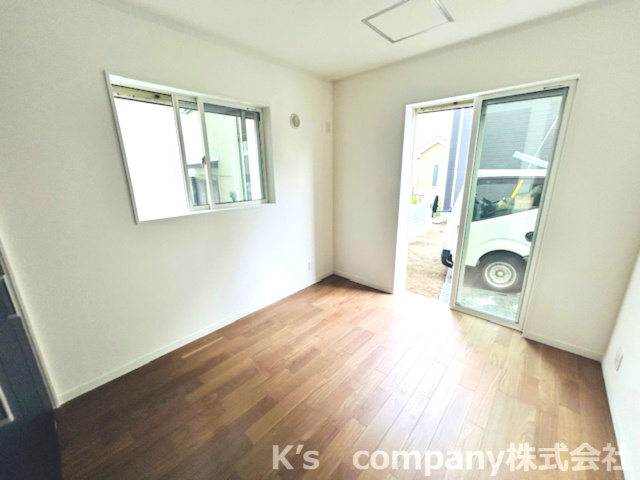 ◎茅ヶ崎市香川5丁目　新築戸建　2号棟の寝室|2面採光で明るく、通風も良好な洋室は寝室としておすすめです☆洋室2