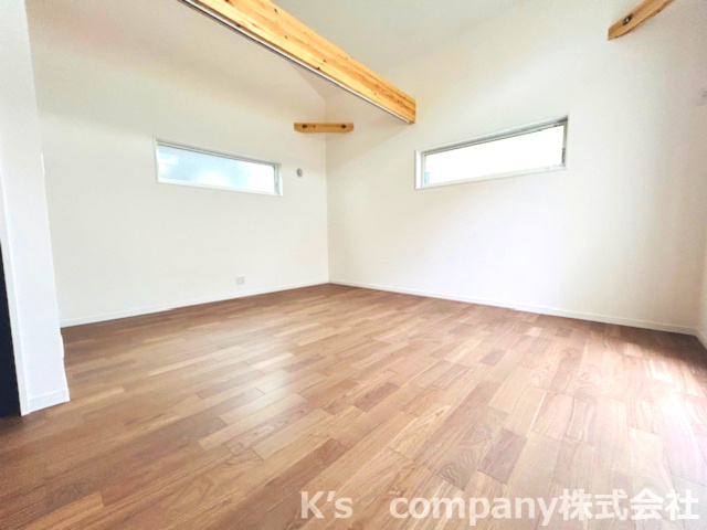 ◎茅ヶ崎市香川5丁目　築未入居戸建　2号棟の居間・リビング|勾配天井で開放感溢れるリビングは家族が集う空間にぴったりです☆