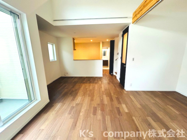 ◎茅ヶ崎市香川5丁目　築未入居戸建　2号棟の居間・リビング|リビングの大きな窓からは明るい陽射しが差し込みます♪