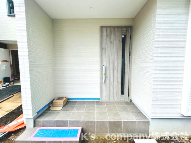 ◎茅ヶ崎市香川5丁目　新築戸建　2号棟の玄関|シンプルでまとまりのある玄関外スペース☆