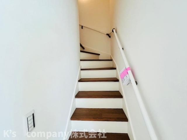 ◎茅ヶ崎市香川5丁目　新築戸建　8号棟の内装|手すり付き階段♪