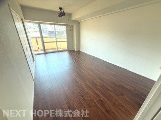 【居間・リビング】 | 伊丹パーク・ホームズ | バルコニーに面した明るく開放的なリビングです♪室内は令和7年7月リフォーム済み！お待たせ無しで即ご入居していただけます！！