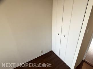 【洋室】 | 伊丹パーク・ホームズ | 洋室4.1帖のクローゼットです♪各居室には収納スペースが設けられております！