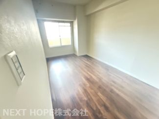 【洋室】 | 伊丹パーク・ホームズ | 洋室6.9帖です♪専用バルコニーが設けられております！！