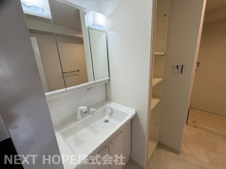 【独立洗面台】 | 伊丹パーク・ホームズ | 洗面化粧台です♪シャワー水栓で使い勝手も良いです！！洗面台横には収納棚も有り使い勝手が良いです！！