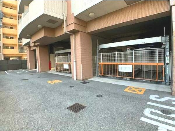 サンロワール江坂の駐車場