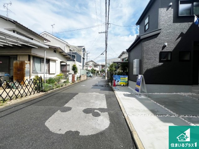 富田林市喜志町　新築一戸建ての前面道路含む現地写真|周辺は閑静な住宅街！前面道路広々で車の出し入れも便利です。駐車が苦手な方でも安心して車庫入れできます！