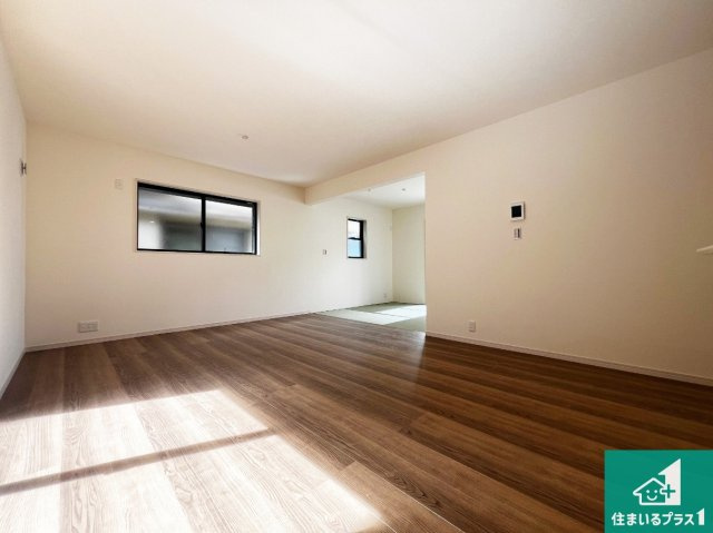 富田林市喜志町　新築一戸建ての居間・リビング|日当たり良好の明るいリビングで朝の目覚めもスッキリできそう！対面キッチンでご家族のコミュニケーションも自然と増える設計！小さなお子様が遊ぶスペースを作っても広々とくつろげるLDK！